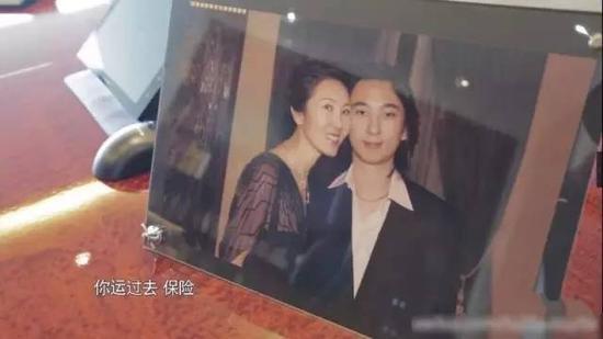 亚洲首富王健林办公室上妻子林宁和儿子王思聪的合影照片