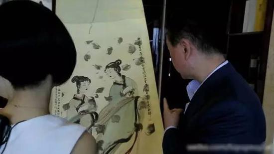  王健林给鲁豫展示收藏的名画