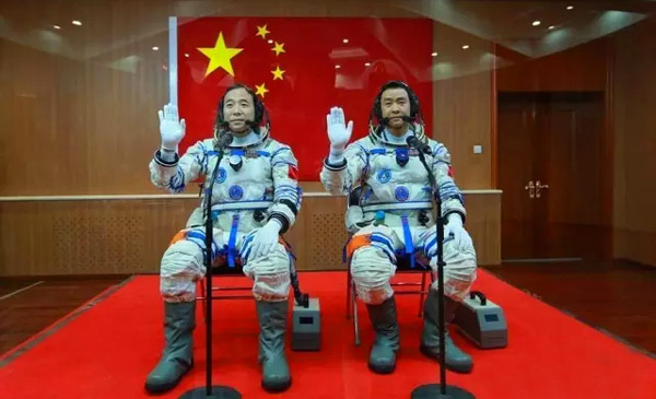 天宫二号与神舟十一号载人飞行任务宇航员：景海鹏（左）、陈冬（右）