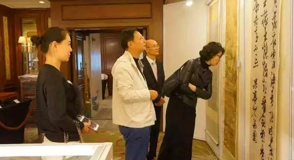 广州艺术品行业商会会长石金柱先生抵达宝港国际拍卖会预展现场
