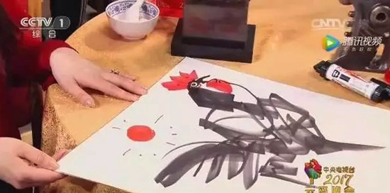 图为韩美林大师当场画鸡，为“猜灯谜”出题