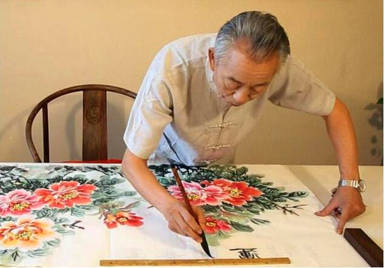 70余岁高龄画家石开正在创作牡丹作品