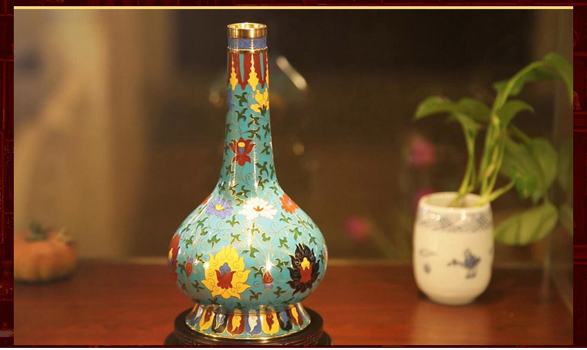 张同禄故宫传世六珍之缠枝莲纹直颈瓶实物拍摄图