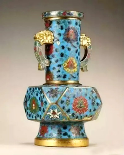 明15世纪早期铜胎掐丝珐琅缠枝莲纹兽耳倭角瓶