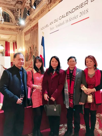 黄建南与友人在爱丽舍宫的法国总统府春节招待会现场。