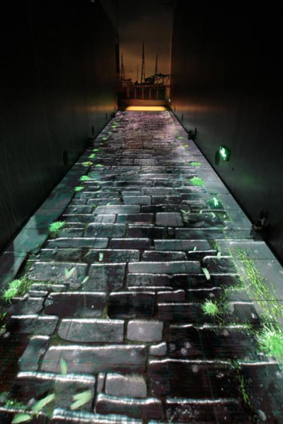 “雨巷”采用LED互动地屏，会感应观众脚步，在地面上浮现片片涟漪