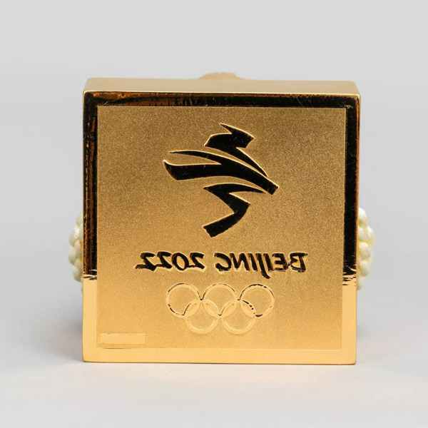 徽宝底部刻有北京2022年冬奥会会徽