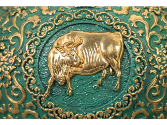 铜雕景泰蓝五牛中国尊-瓶身细节图案