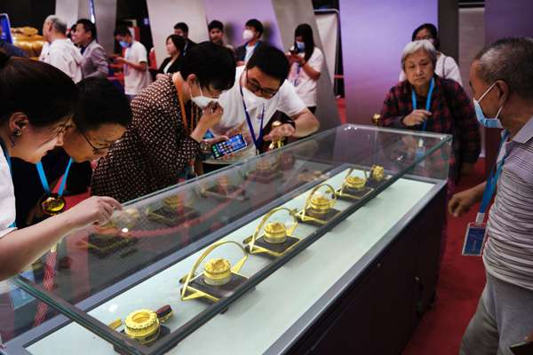 图为北京国家体育场（鸟巢）展出的“世界礼·中国印”非遗文创亚运会特许商品。