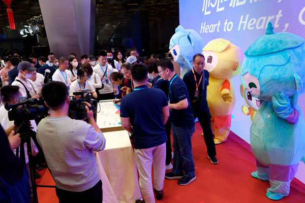 图为北京的观众纷纷签名助力9月在杭州举办的第十九届亚运会。