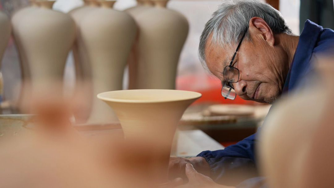 中国陶瓷艺术大师 、龙泉青瓷烧制技艺传承人 陈坛根