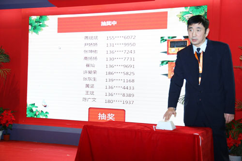 中国金币总公司副总经理武亚越抽取本次评选活动群众参与奖