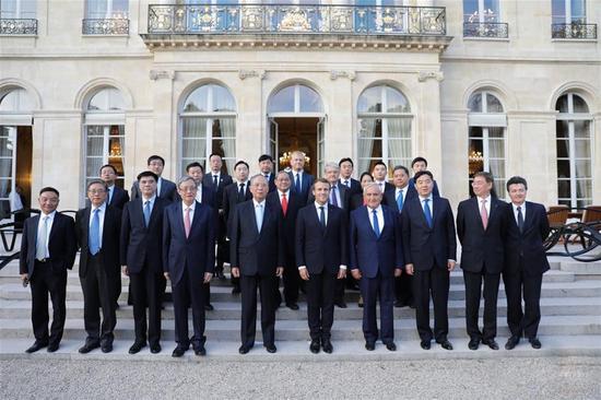 法国总统马克龙在爱丽舍宫接见博鳌代表团并受赠国礼《祥和樽》