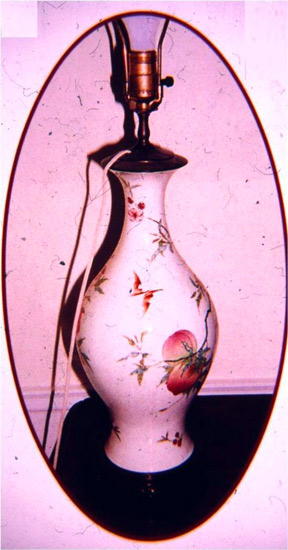 拍卖前作为灯架的雍正粉彩桃蝠纹橄榄瓶