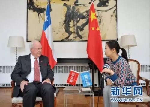 智利驻华大使贺乔治(左)接受新华网专访