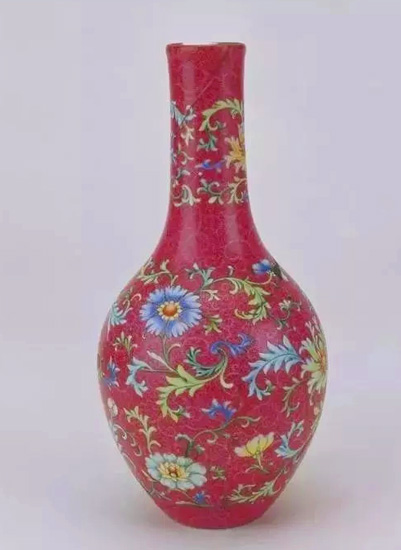 清乾隆胭脂紫轧道珐琅彩直颈瓶，故宫博物院
