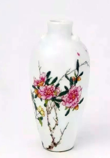 清乾隆，珐琅彩山石花卉纹小瓶，故宫博物院
