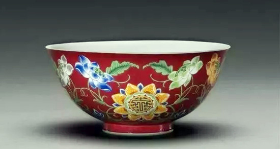清康熙胭脂红地珐琅彩开光花卉纹碗，故宫博物院