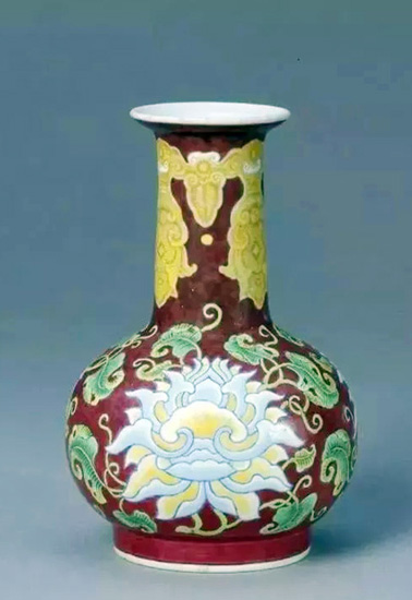 清康熙紫红地珐琅彩折枝莲纹瓶，故宫博物院