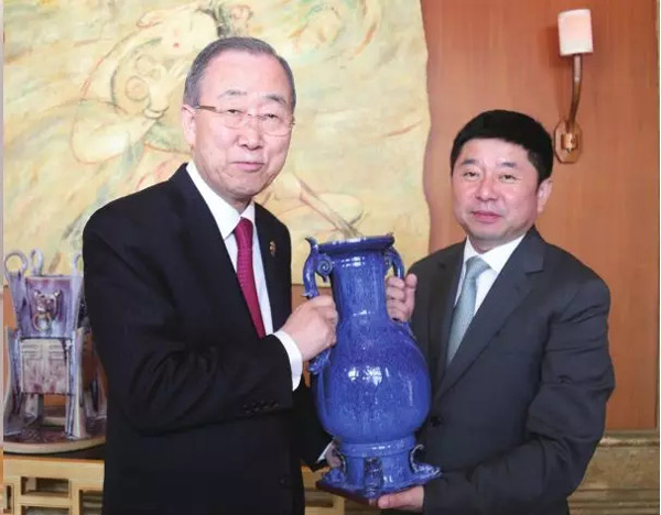 第八任联合国秘书长潘基文获赠国礼《永泰瓶》