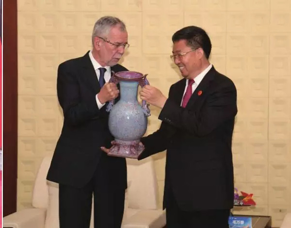 奥地利总统范德贝伦获赠国礼《永泰瓶》