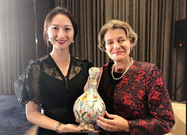 联合国教科文组织前总干事Irina Bokova（伊琳娜·博科娃）收藏景泰蓝一路连升珐琅瓶